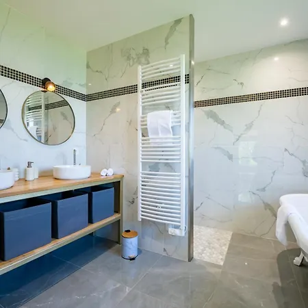 L'evasion, Piscine Et Jacuzzi *